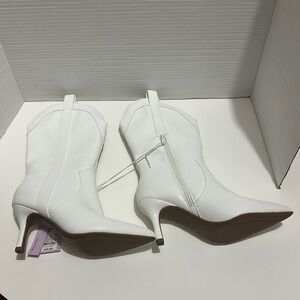 Wild Fable Elegant White Women's Boots Size 6.5